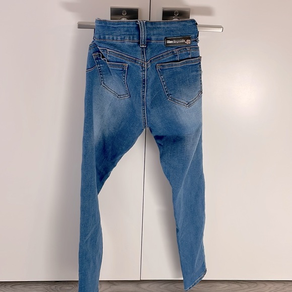 Blue Republic Skinny Low rise embroidered  floral pattern Jean. - Picture 2 of 9